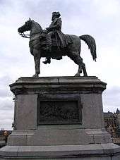 Photo of the statue of Napoleon between the Seine and Yonne bridges in Montereau.